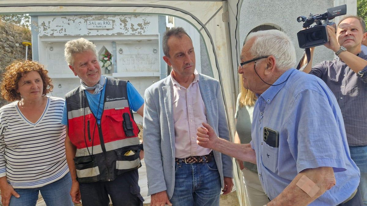 José Antonio González, a la derecha, conversa con el consejero Zapico a su lado, el director de los trabajos y la viceconsejera.