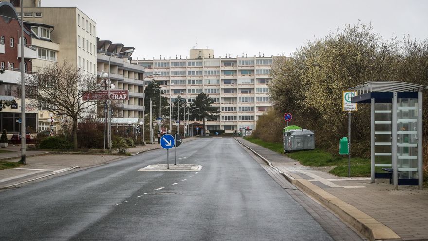 Una calle desierta de la localidad de Cuxhaven-Duhnen, en el norte de Alemania. EFE/EPA/FOCKE STRANGMANN