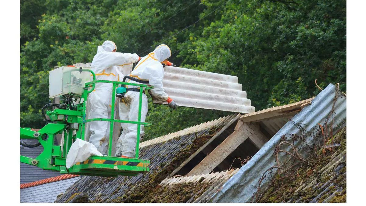 Trabajadores eliminan estructuras con amianto.