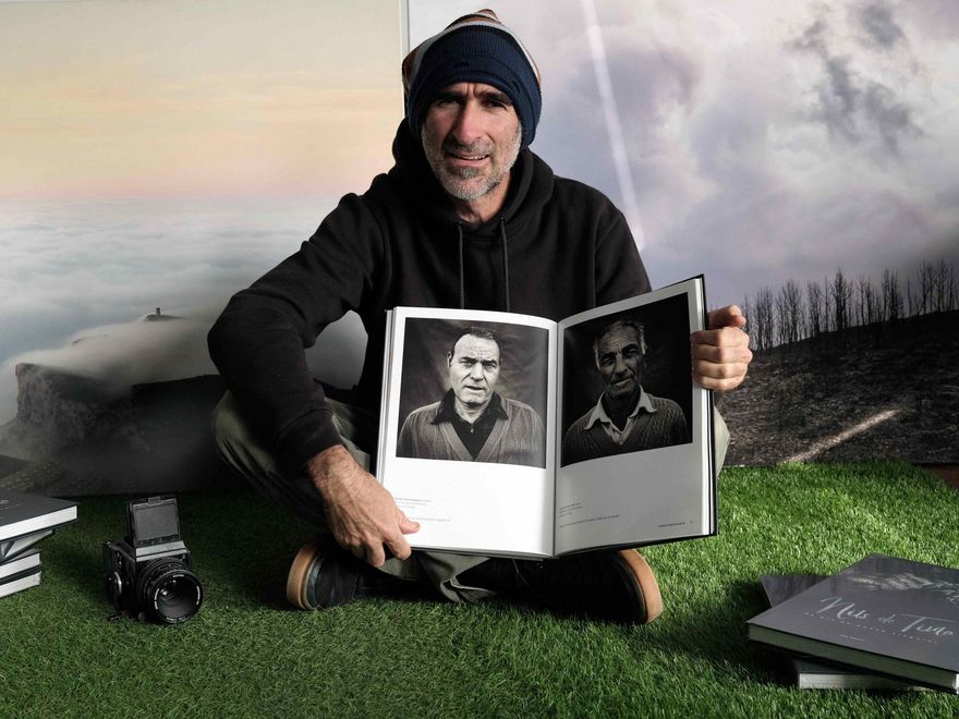 El fotògraf anglés afincat a Alacant Jake Abbott mostra el seu llibre 'Nits de tinta'.