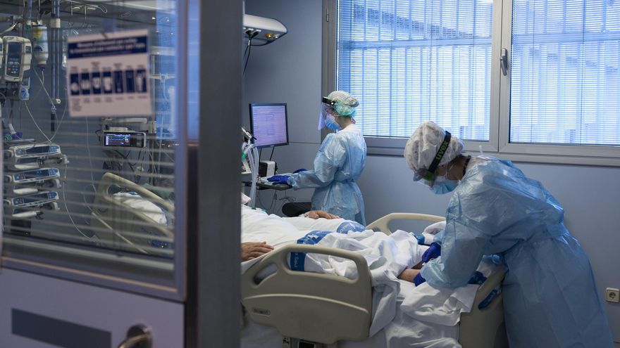 La sexta ola se ceba con las UCI canarias: Tenerife y Gran Canaria rozan el 30% de ocupación con pacientes COVID