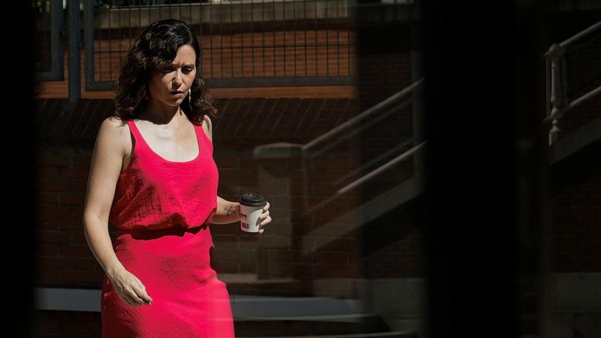 De los problemas de Ayuso para comprar casa en Madrid al ático de Chamberí y el chalé en la sierra para el fin de semana