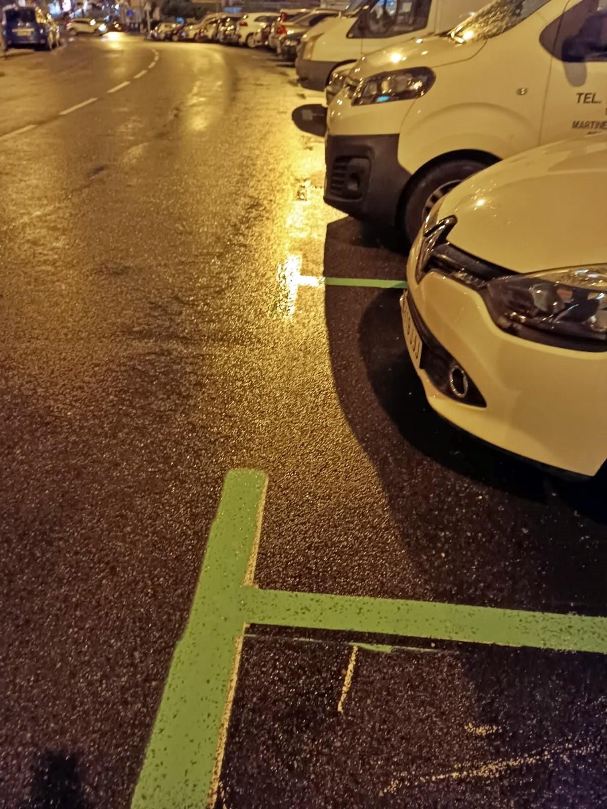 Líneas verdes pintadas anoche en Martínez Villergas (San Pascual)
