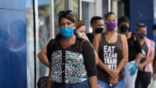 Un grupo de personas hacen fila para ingresar a una tienda en Santo Domingo (República Dominicana).