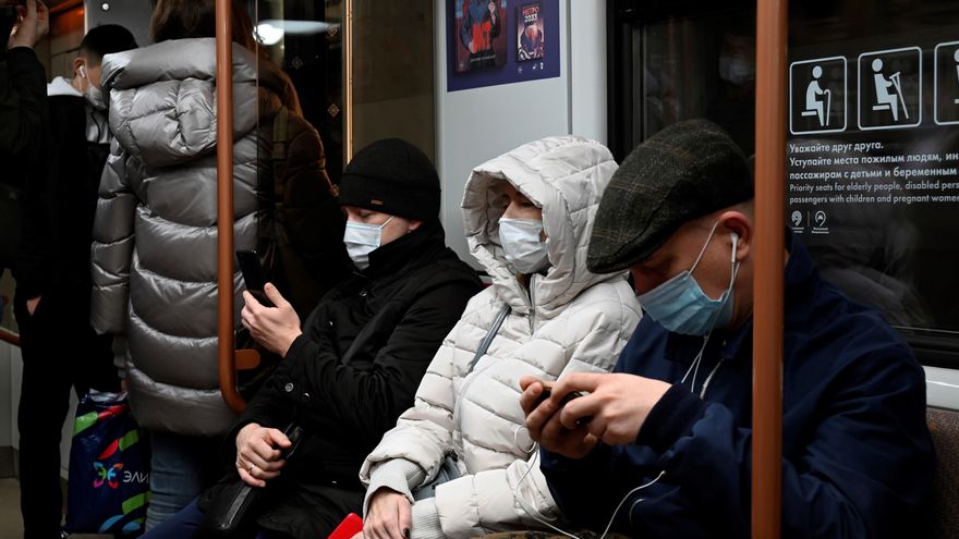 Varios pasajeros usan mascarilla en el metro de Moscú en Rusia este sábado cuando La alerta sanitaria en el país marca máximos históricos de mortalidad y contagios por covid-19, obliga a cerrar las regiones del país más afectadas por la pandemia. EFE/ Ignacio Ortega