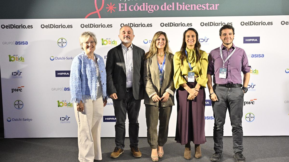 Cristina Avendaño, presidenta de la Federación de Asociaciones Científico Médicas de España (FACME); Antonio Martínez Ron, jefe de Ciencia de elDiario.es; Isabel Abad Díez, jefa de la Asesoría Médica de la Dirección General Médica de Asisa; Cristina Muñoz, consejera de Bidafarma en Madrid; Pedro Gullón, director general de Salud Pública y Equidad en Salud del Ministerio de Sanidad.