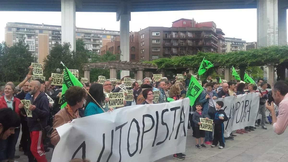 Concentración de vecinos de Rekalde exigiendo la retirada del viaducto.