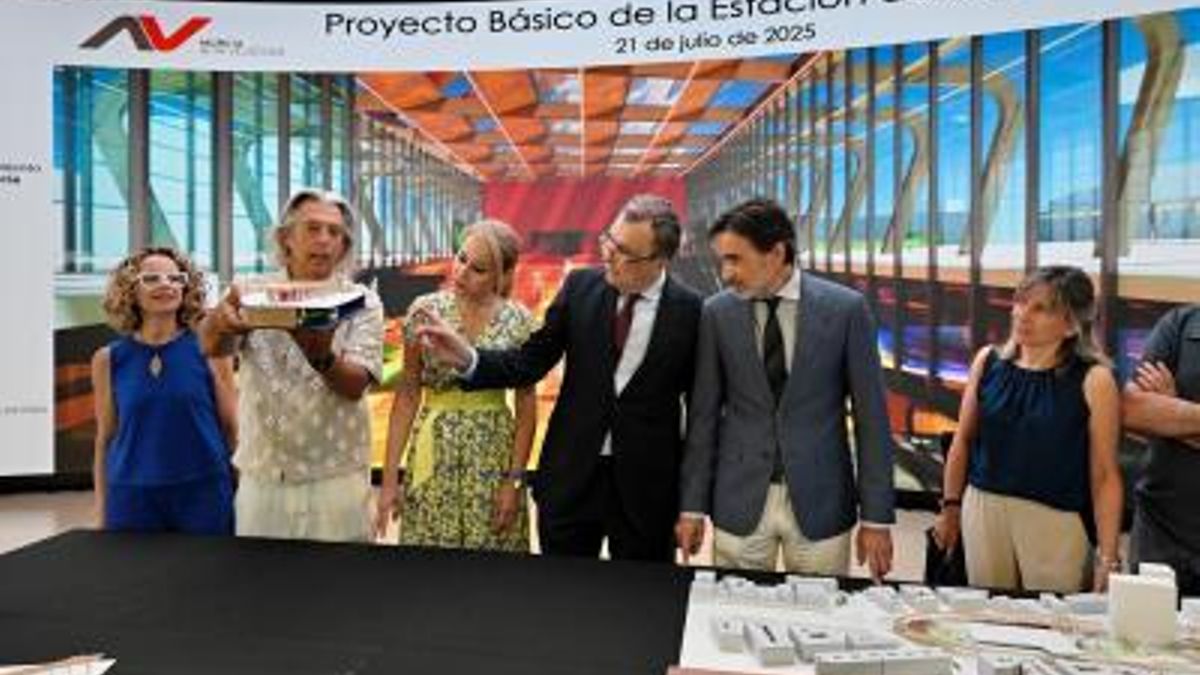 El alcalde de Murcia, José Ballesta, junto con con la Delegada del Gobierno, Mariola Guevara, el consejero de Fomento e Infraestructuras, Jorge García y la directora de operaciones de integración y grupo societario de Adif, Elena González, en el Cuartel de Artillería.