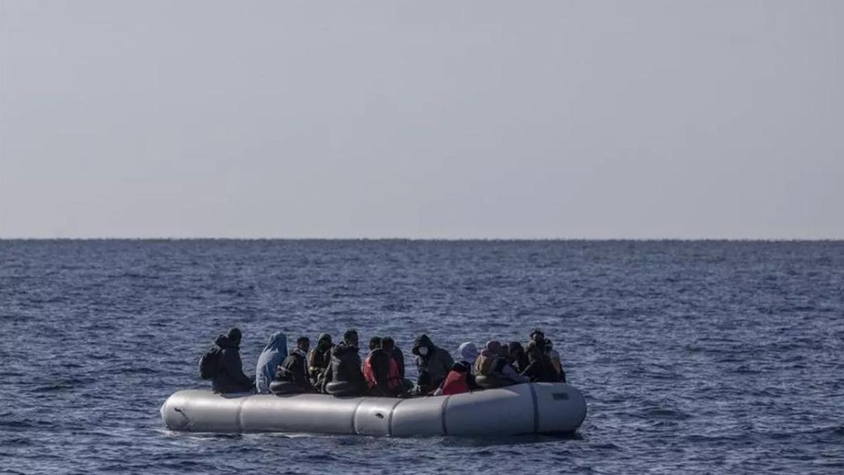 Imagen de archivo de varios migrantes a bordo de una neumática.