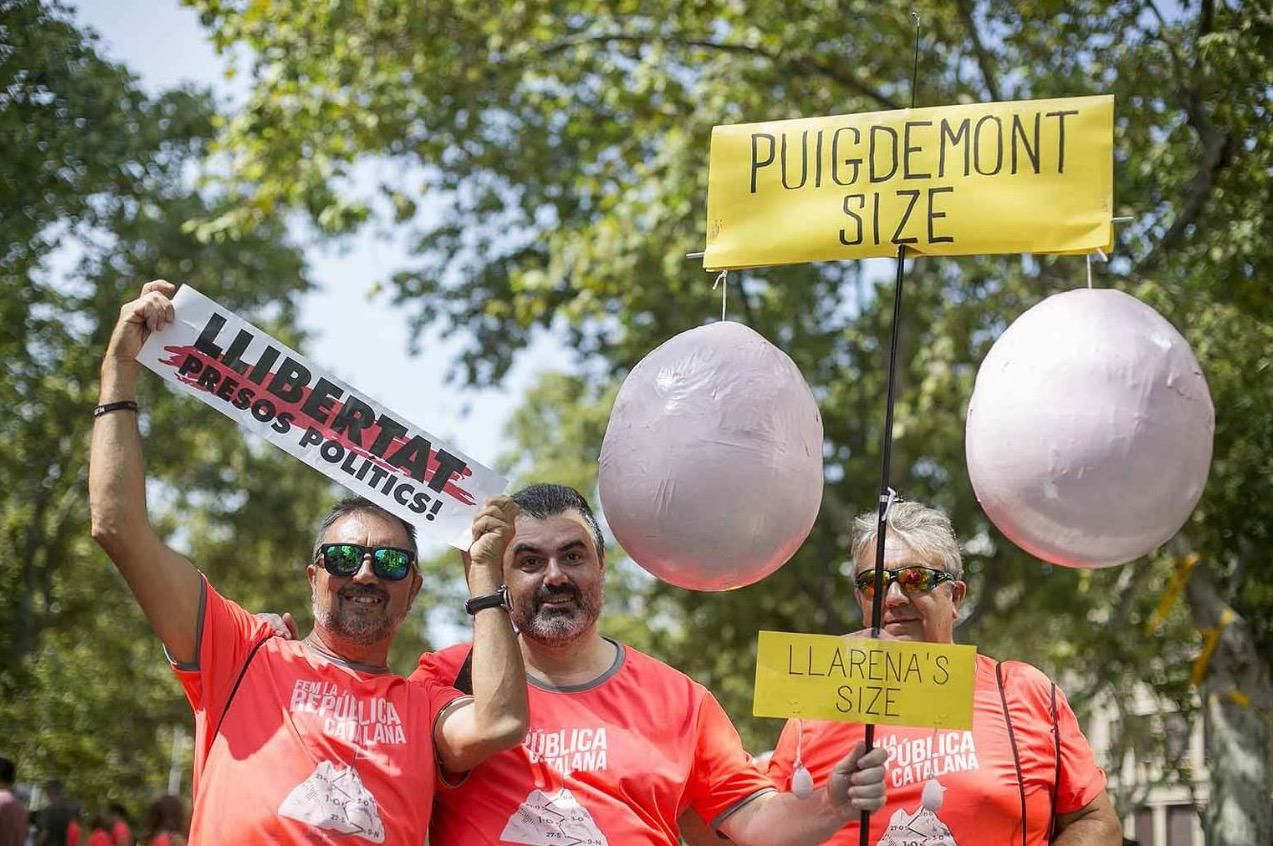 Un grupo de asistentes a la manifestación en la Diagonal