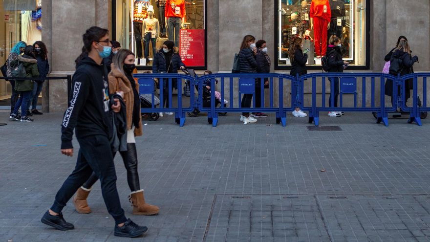 Ambiente de compras pre-navideñas en el centro de Barcelona. EFE/Enric Fontcuberta/Archivo