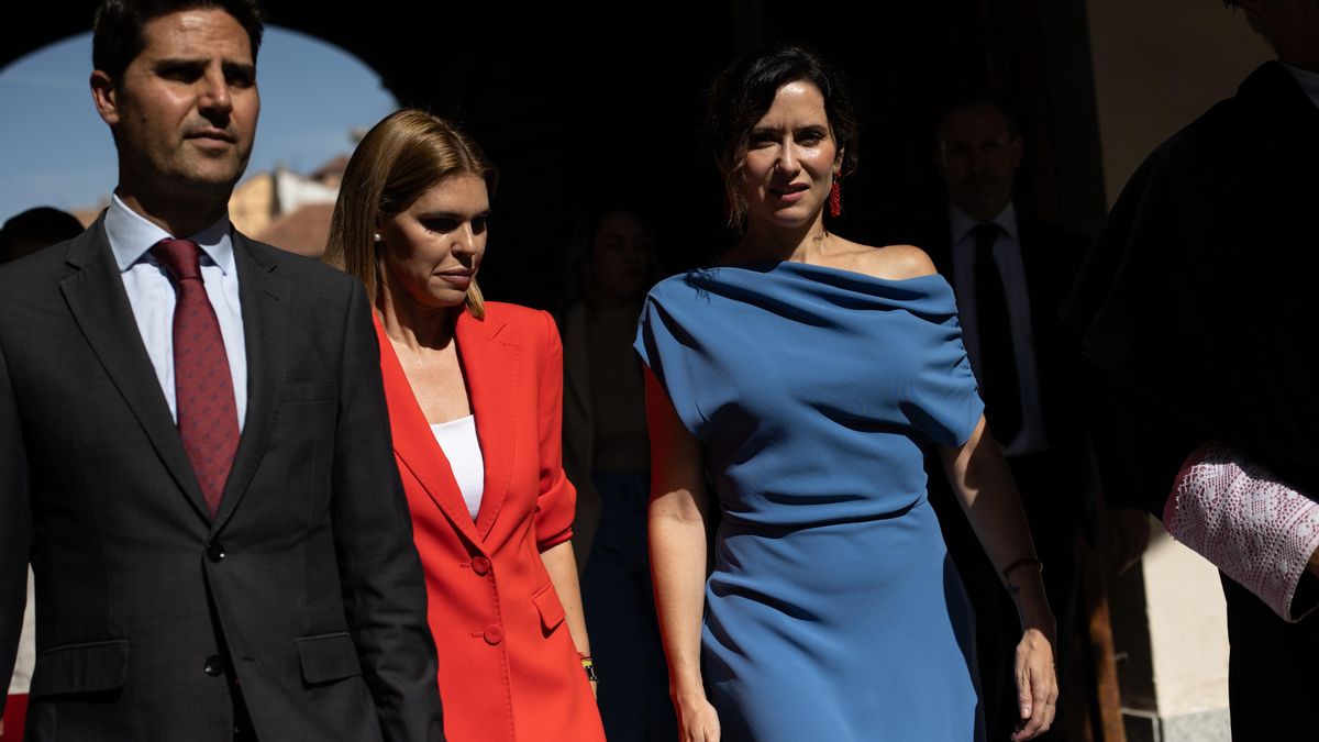 Una protesta recibe a Ayuso con gritos de "universidad pública" y banderas de Palestina en la apertura del curso