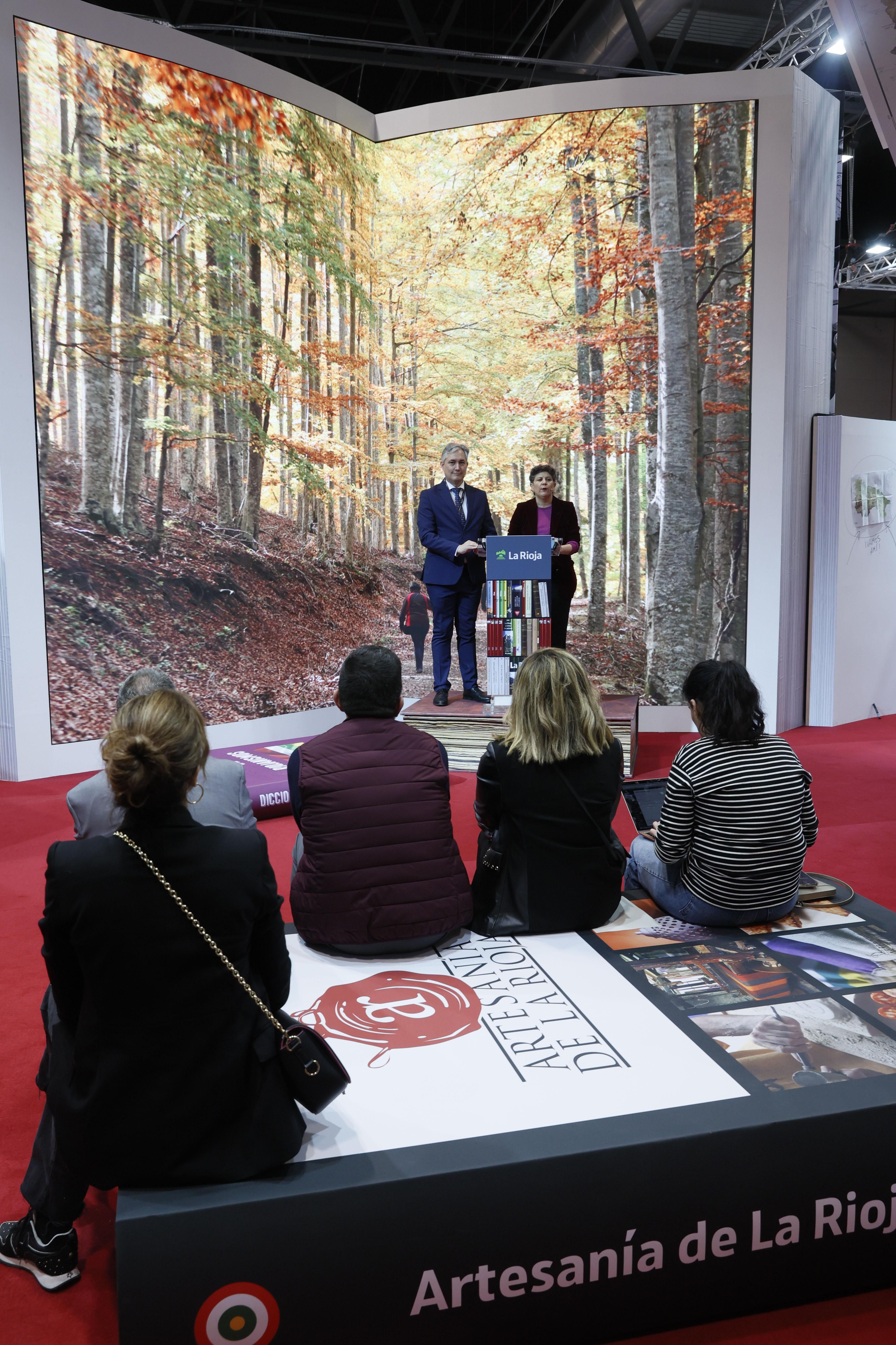 El consejero de Cultura, José Luis Pérez Pastor, y la dorectora general de Turismo, Virginia Borges, en la inauguración del estand