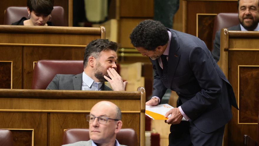 El portavoz de Esquerra Republicana (ERC) en el Congreso, Gabriel Rufián, conversa con el vicesecretario general de Ciudadanos, Edmundo Bal.