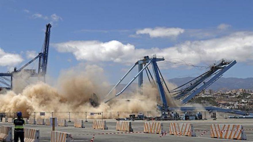 Derribo de una grúa en el Puerto de la Luz. (ELVIRA URQUIJO / EFE)