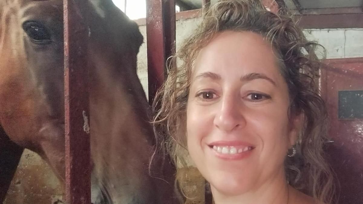 Ana Cristina junto a uno de los caballos