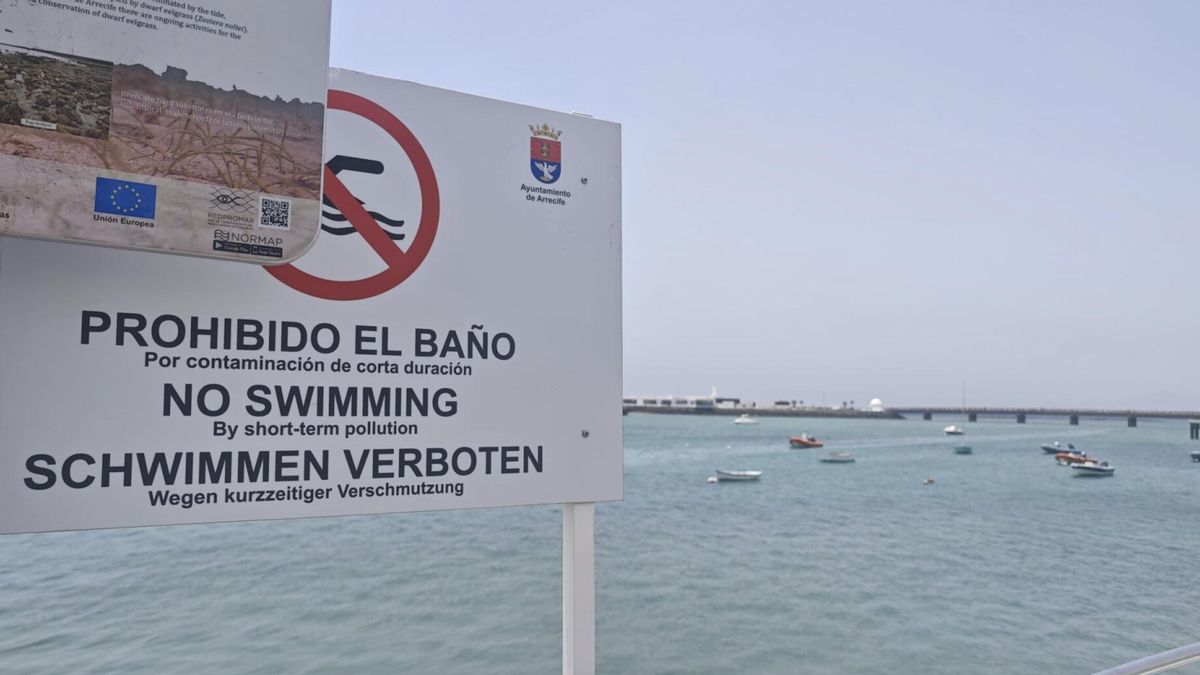 Cartel informativo en varios idiomas que prohíbe el baño en el muelle de La Pescadería de Arrecife (Lanzarote).