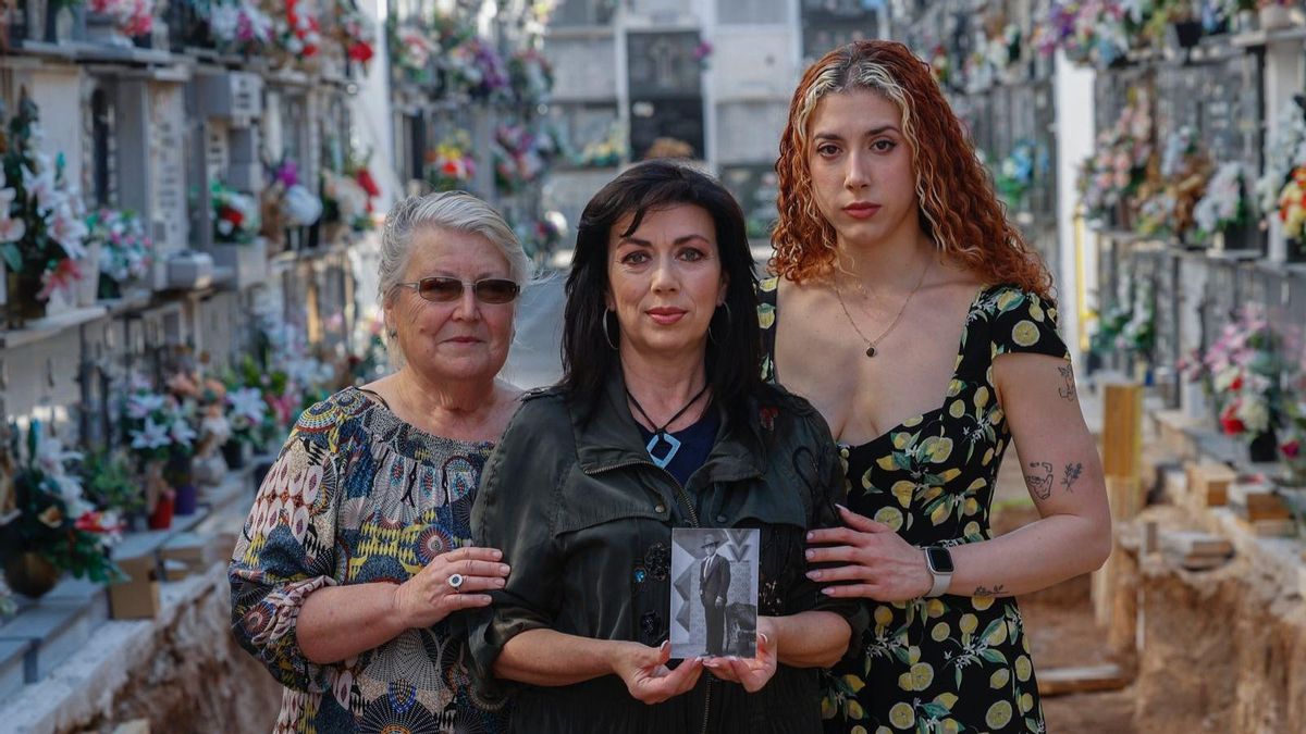 Tres generaciones de guardianas de la memoria en el cementerio de Gandia.