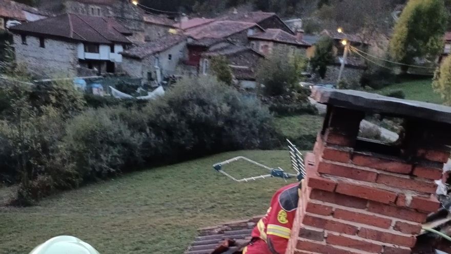 Sofocado un incendio en el tejado de una casa en Polaciones