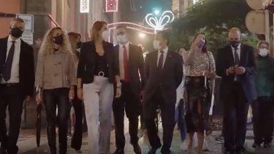 Evelyn Alonso, paseando por Santa Cruz este jueves sin guardar la distancia de seguridad