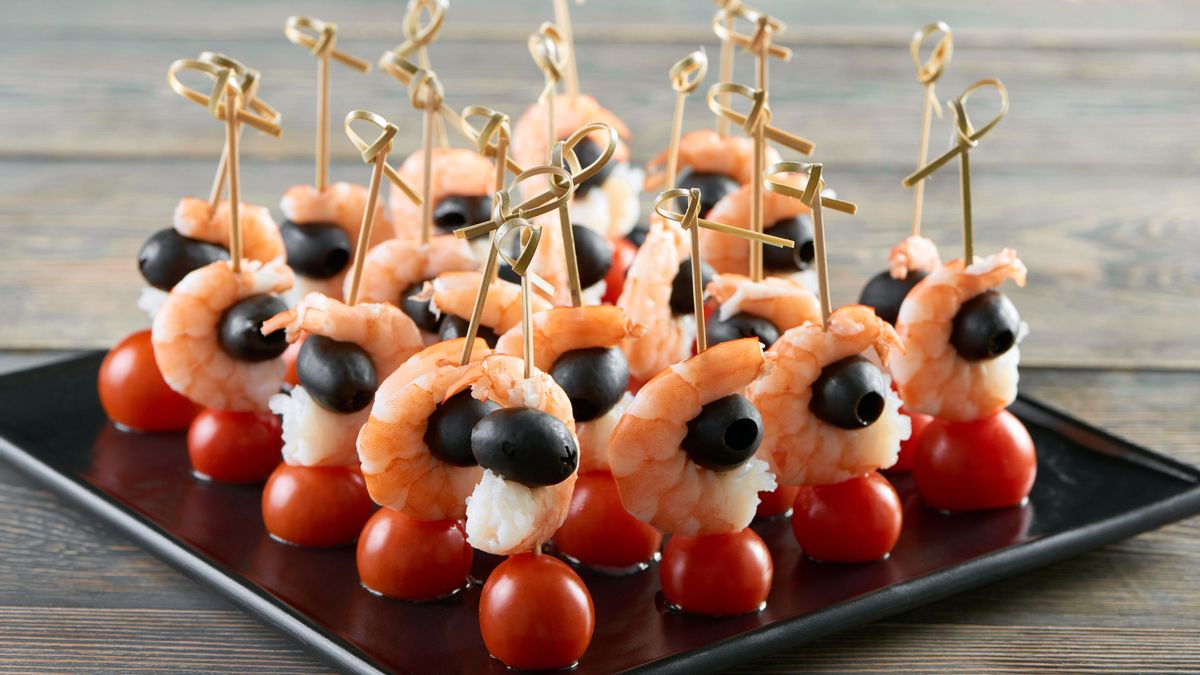 Brochetas de langostinos, tomates cherry y aceitunas negras