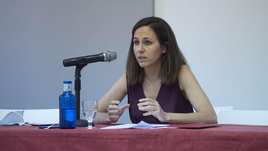 La ministra de Derechos Sociales y Agenda 2030, Ione Belarra, imparte la conferencia 'Democracia feminista: Economía de los cuidados, sostenibilidad de la vida y garantía de los derechos sociales'