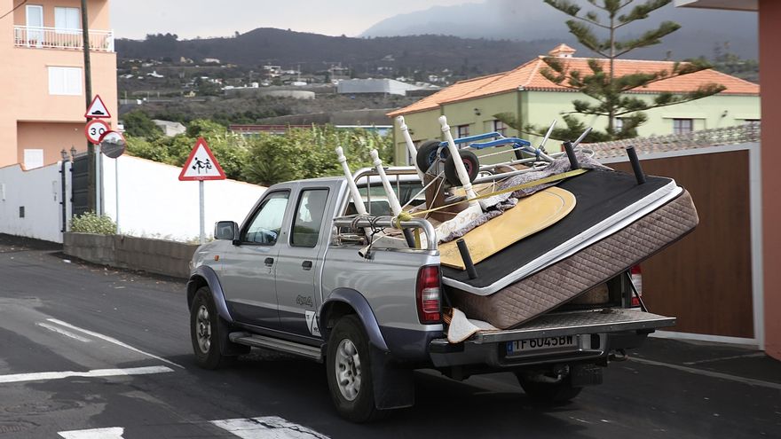 Los vecinos de La Laguna vacían sus casas sin saber si serán arrasadas por la lava. Durante el día, cientos de furgonetas con muebles y electrodomésticos han recorrido el pueblo