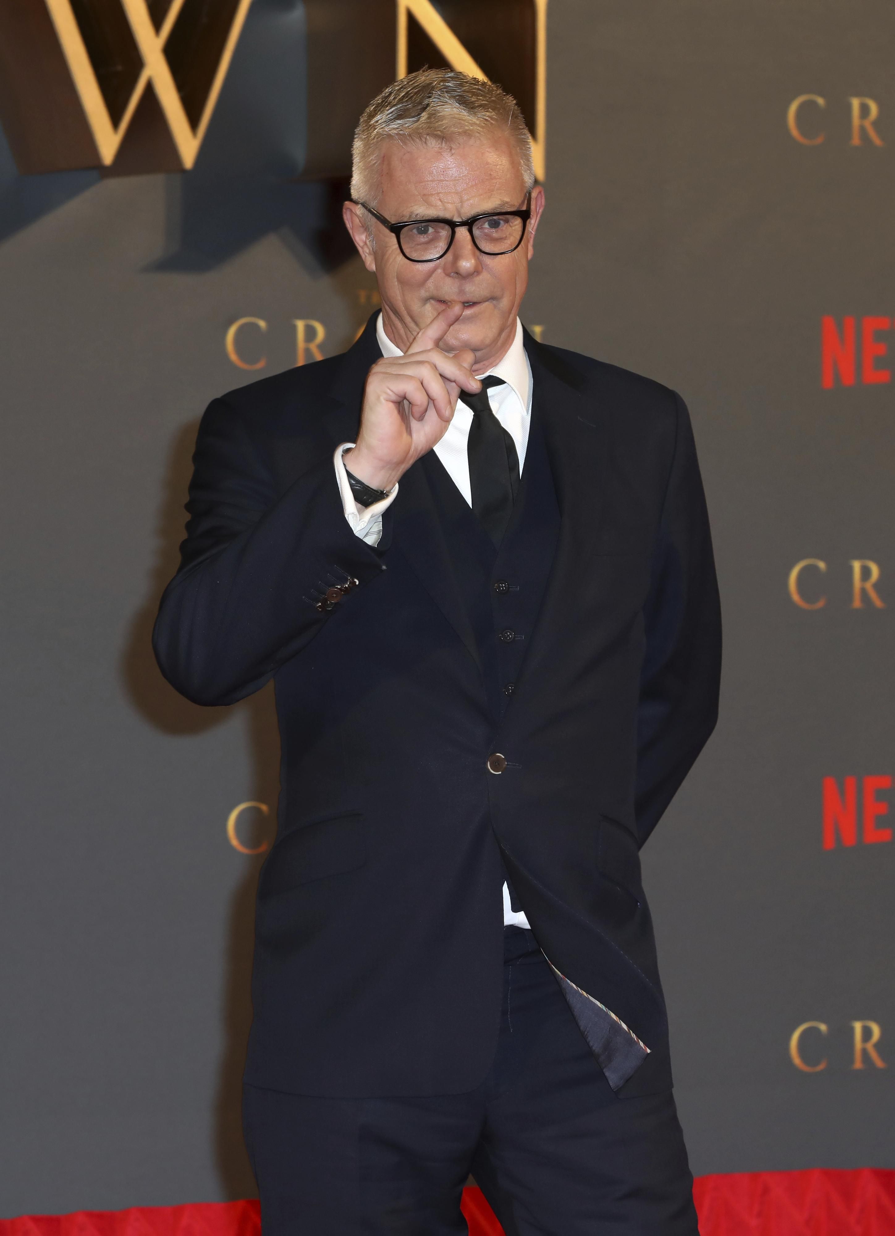 El director Stephen Daldry en la première de The Crown 2 en Netflix