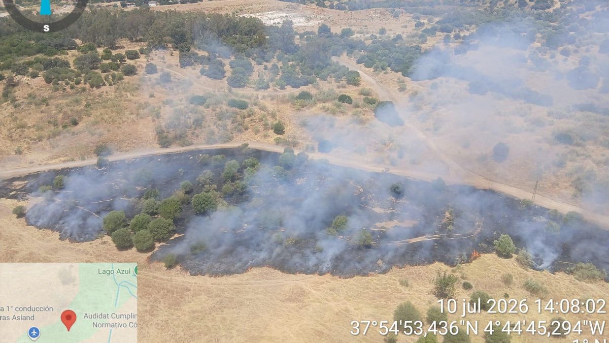 Los bomberos acuden a sofocar un incendio en la zona de la Campiñuela
