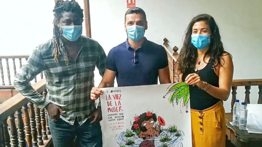 Javier González (c), concejal de Servicios Sociales del Ayuntamiento de Villa de Mazo,  con Keba Danso y Sara Fratini, coordinadores de 'La Voz de la Mujer'