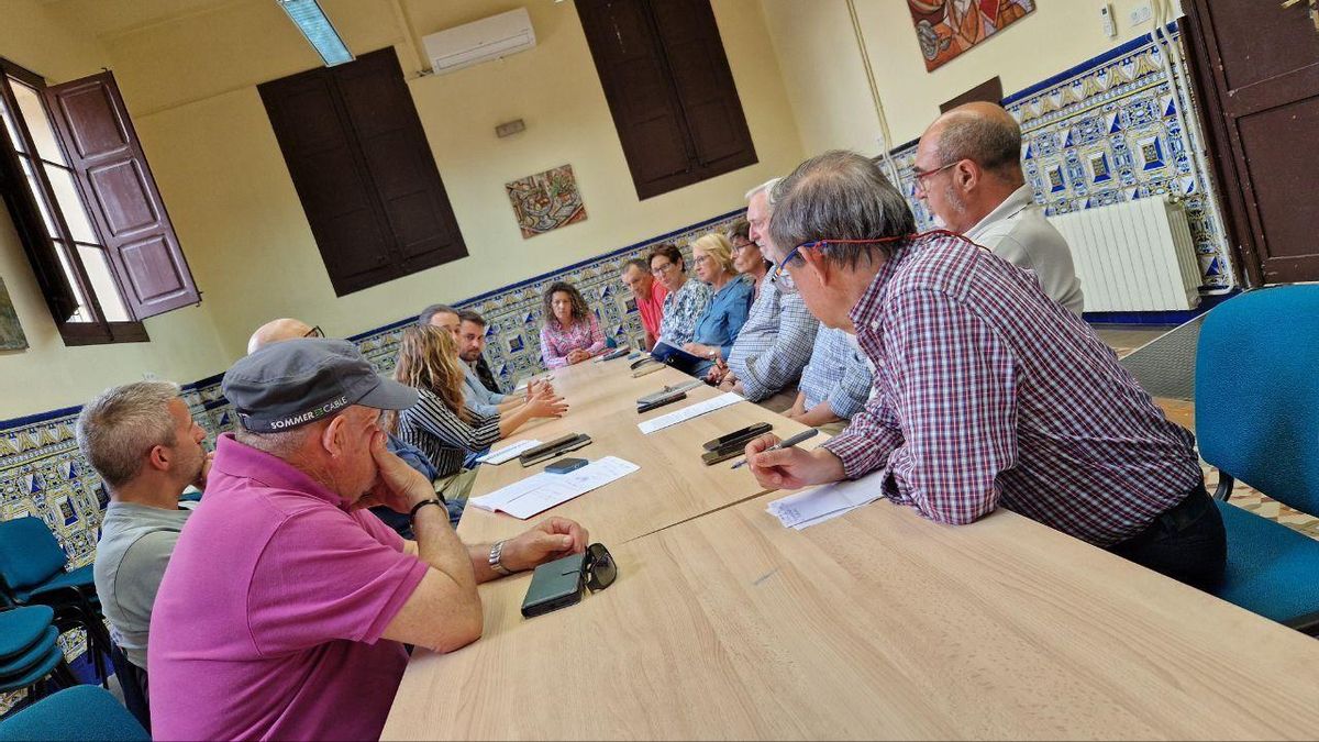 Reunión de la coordinadora de Podemos con los colectivos que reclaman el traslado del aeropuerto.