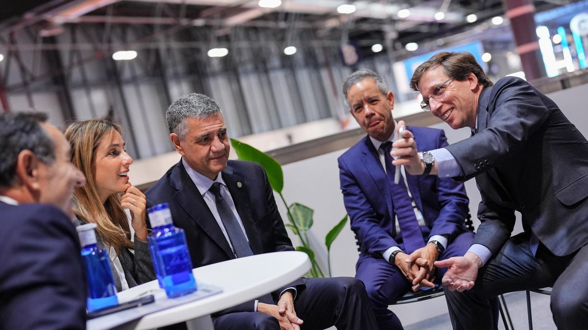 El alcalde de Madrid, José Luis Martínez-Almeida, enseña una foto a sus acompañantes en la mesa redonda de Fitur