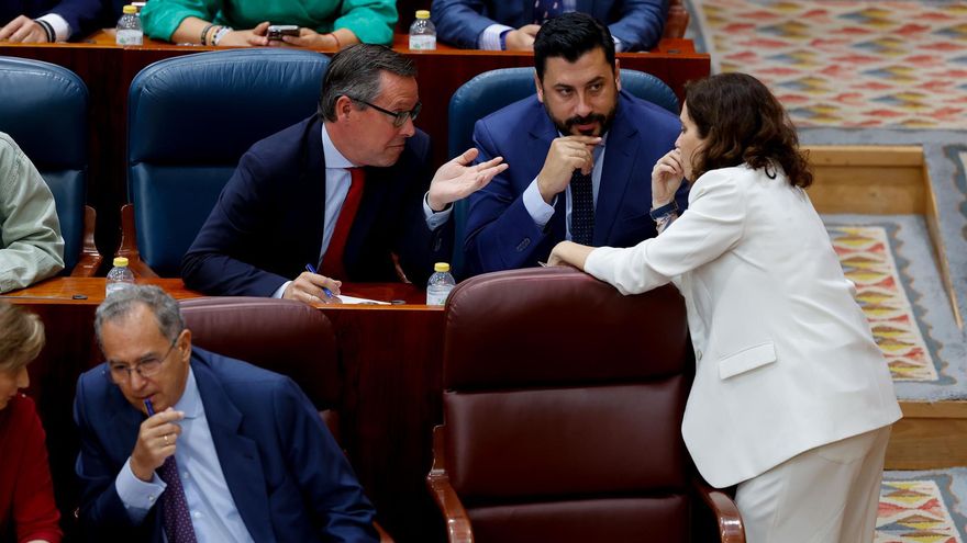 Isabel Díaz Ayuso conversa con el diputado Alfonso Serrano