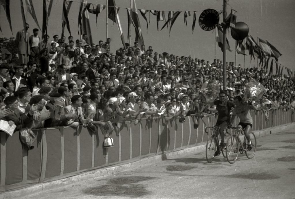 La zona de meta, llena de banderas de España