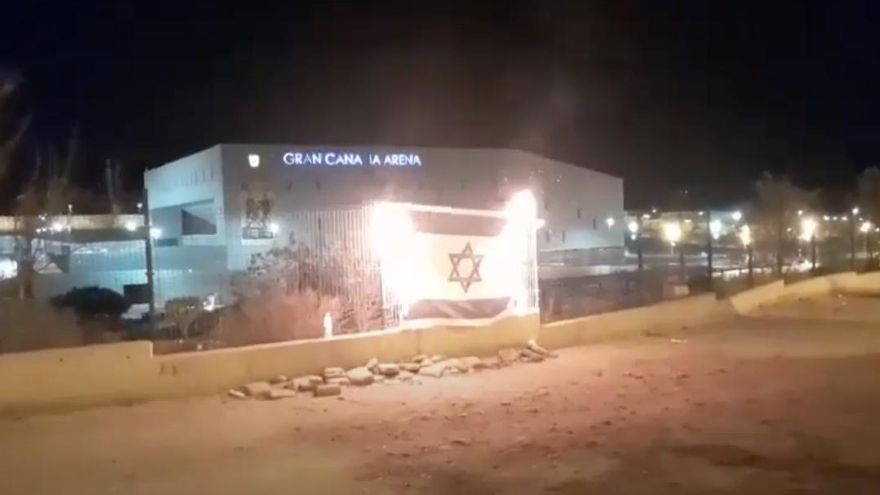 Un colectivo quema una bandera de Israel en Gran Canaria en protesta por un partido de baloncesto