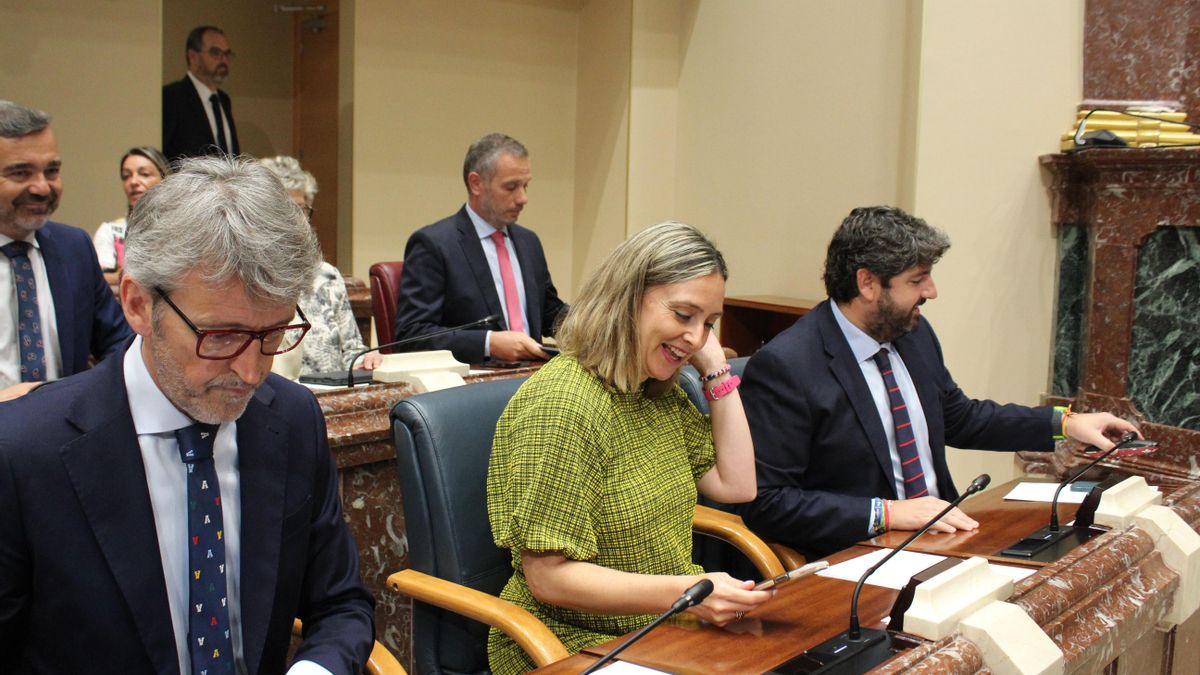 En primer plano, de izquierda a derecha, el consejero de Economía de la Región de Murcia, Luis Alberto Marín, la consejera de Política Social, Conchita Ruíz, y el presidente del Ejecutivo, Fernando López Miras, en el debate de este jueves. (03/07/2025)