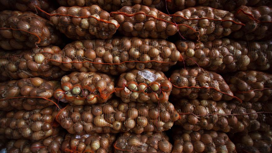 "¿Cuánto me cobraste esto?": papa y cebolla, el salto abrupto de dos alimentos básicos que encarece la olla familiar