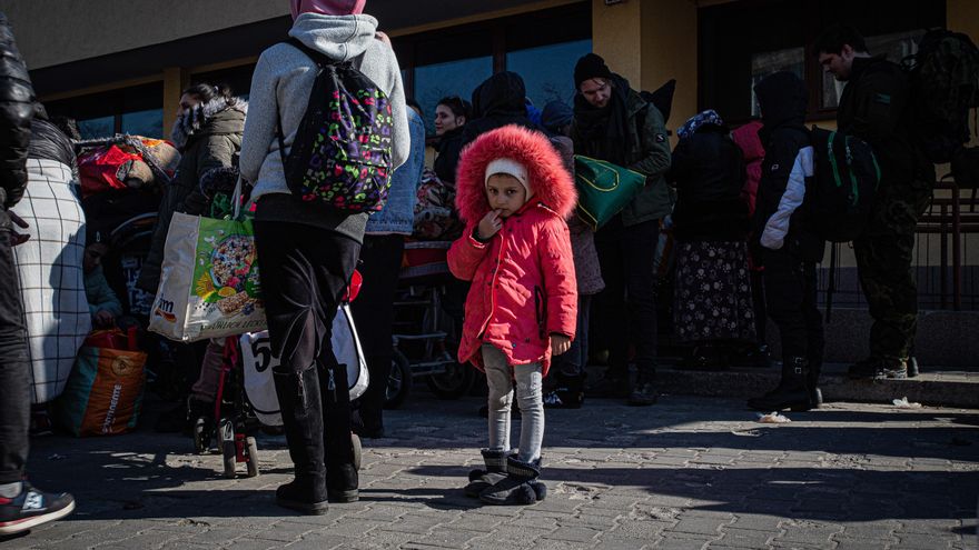 Una niña ucraniana en la estación de Przemysl (Polonia) espera para volver a Lviv