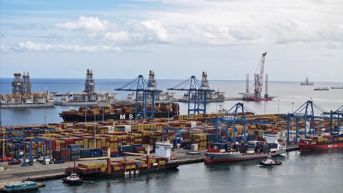 Atraca en el Puerto de Las Palmas un buque que perdió 45 contenedores al sufrir un golpe de mar