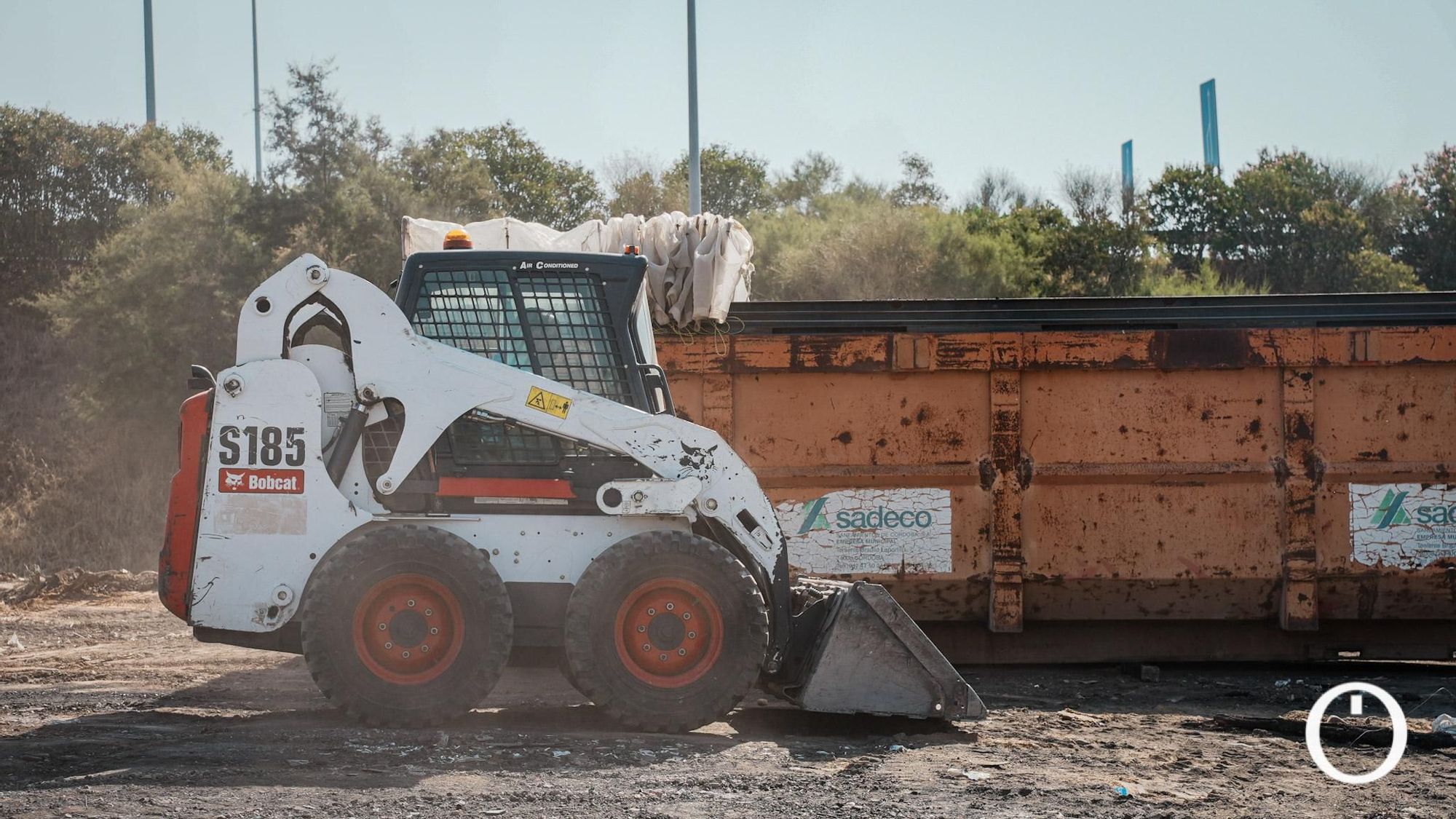Limpieza de las chabolas frente al Carrefour Zahira