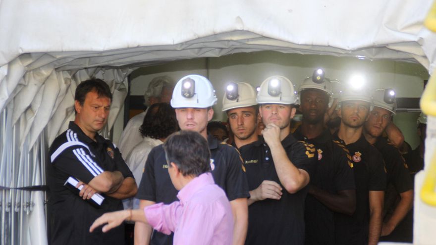 Jugadores de la Cultural con cascos de mineros en un triangular con Ponferradina y Sporting de Gijón.