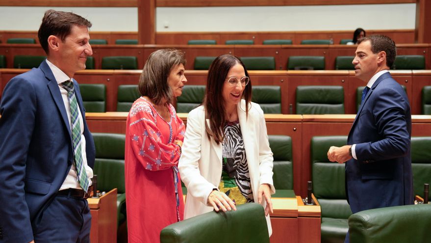 Pradales se estrena en el Parlamento Vasco con la oposición cuestionando su "liderazgo" institucional