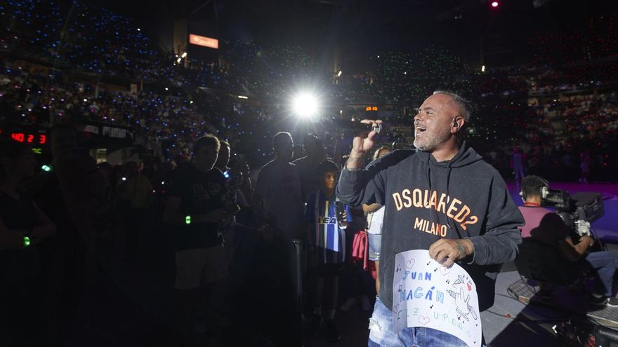 Juan Magán cede su micrófono en un concierto a quienes gritan "Pedro Sánchez hijo de puta"