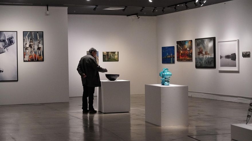 Un paisaje de fábricas cerradas e historias de trabajadores: cuarenta años de industria en Euskadi convertidos en arte