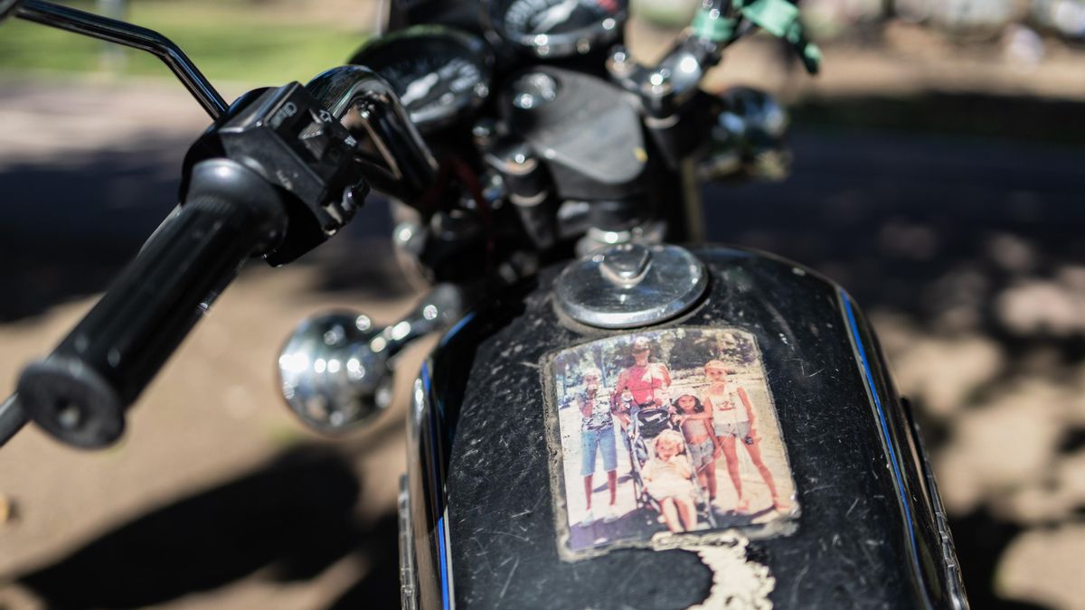 La familia en una foto analógica pegada en el tanque de la Suzuki 125 de Pauli. "Sacale una foto a mi familia", pidió orgullosa
