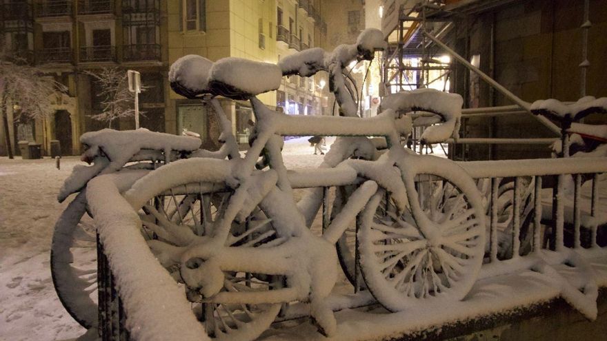 Bicicletas cubiertas de nieve en el centro de Madrid