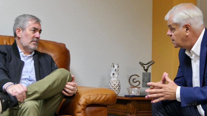 El presidente de Canarias, Fernando Clavijo, y el presidente del Cabildo de El Hierro, Alpidio Armas, en una reunión para analizar la crisis migratoria en la isla