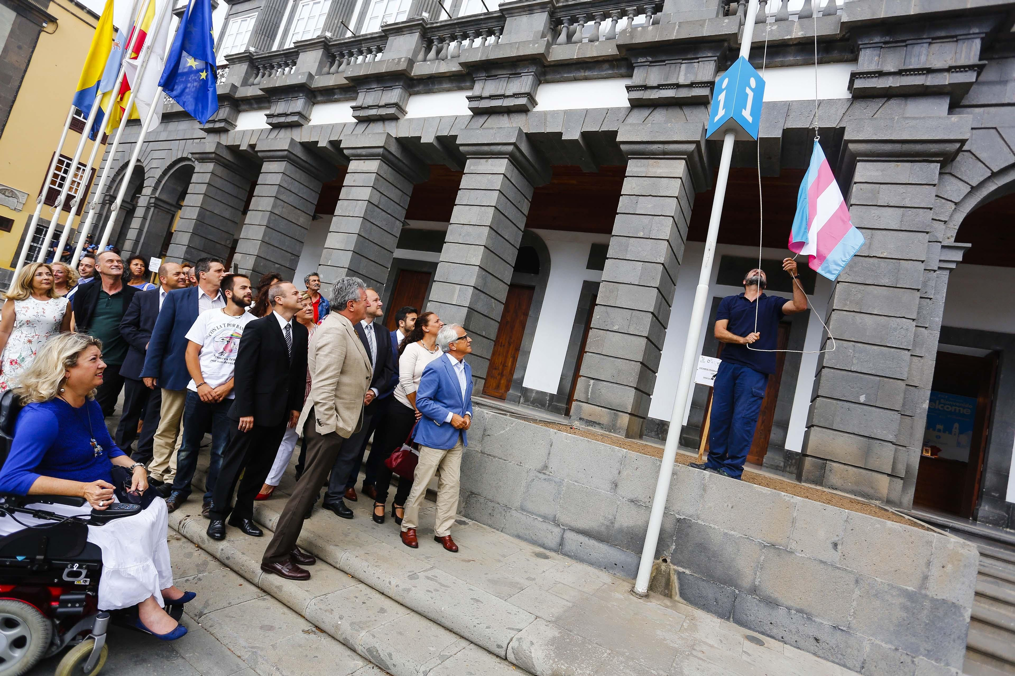 Izado de la bandera transexual en el Ayuntamiento de Las Palmas de Gran Canaria.