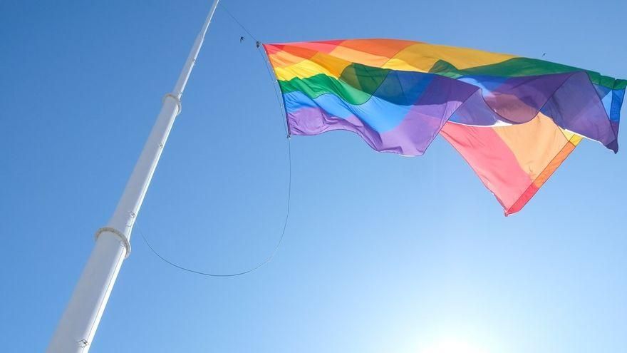 La "barbaridad" judicial de quitar en Sevilla la bandera LGTBI, que "no vulnera los derechos de nadie"