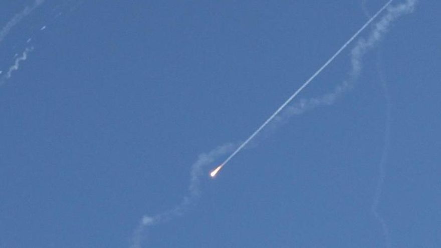 La defensa anti-misiles israelí trata de interceptar un misil balístico iraní avistado sobre Jerusalén.